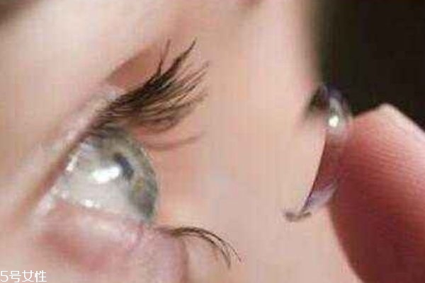 戴隐形眼镜眼睛干涩怎么办(长期佩戴眼镜眼睛变形怎么办)