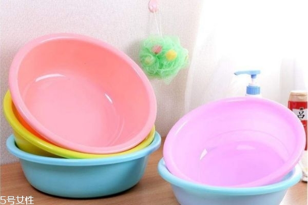 如何清洗塑料脸盆(如何清洗塑料脸盆污垢)