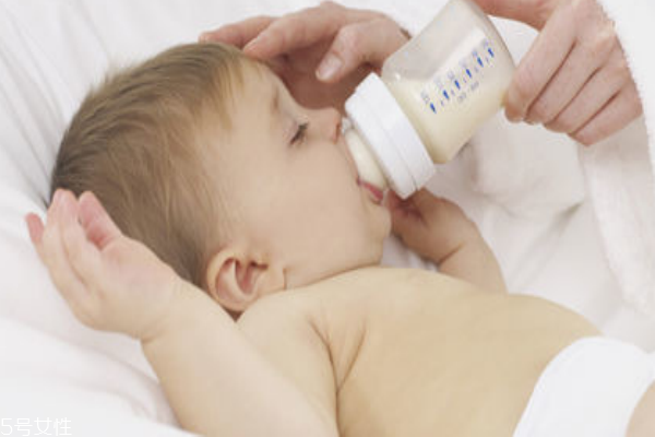 婴儿牛奶过敏怎么治疗(婴儿牛奶过敏怎么治疗)