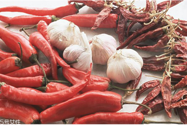 针眼是怎么引起的(针眼是怎么引起的,怎么治疗)