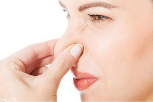 鼻翼两侧发红怎么办(鼻翼两侧红红的怎么办)