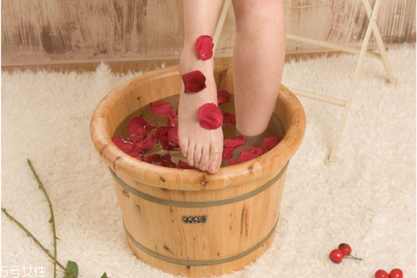 泡脚加不加中草药(泡脚必须要加中药吗) 泡脚加不加中草药(泡脚必须要加中药吗)