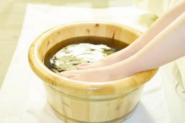 泡脚有个三不两度(泡脚43度可以吗) 泡脚有个三不两度(泡脚43度可以吗)