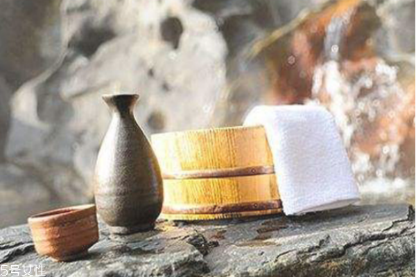 泡完温泉后能喝酒吗(泡完温泉后能喝酒吗)