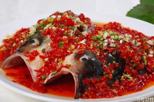 吃剁椒鱼头有什么好处呢(吃剁椒鱼头的好处)