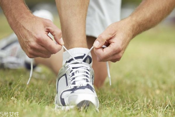 2NE1朴春浓密大眼妆(2ne1朴春的脸)