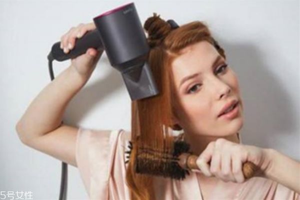 吹风机使用时要注意什么(使用吹风机的注意事项) 吹风机使用时要注意什么(使用吹风机的注意事项)