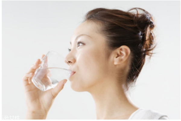 隔夜的白开水能不能喝(隔夜的白开水能不能喝?) 隔夜的白开水能不能喝(隔夜的白开水能不能喝?)