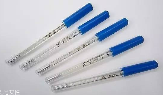 发烧是多穿点还是少穿点(孩子发烧是多穿点还是少穿点)