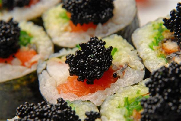 鱼子酱常见搭配方法(鱼子酱配什么)
