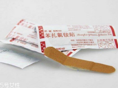 擦伤用生理盐水冲洗伤口(伤口能用生理盐水冲洗吗)