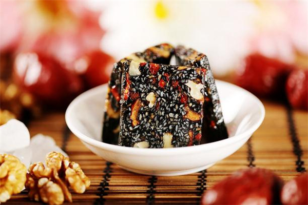 阿胶糕适合多少岁开始吃(阿胶糕多少岁可以吃)