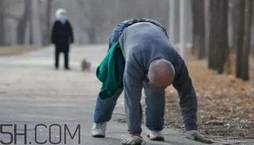 爬着走锻炼有什么好处视频,爬行走路对身体的好处