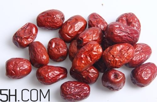 红枣泡水的好处和坏处,生姜红枣红糖水的功效和作用