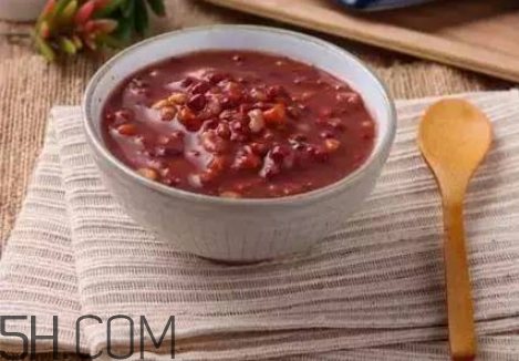 红豆薏米粥放冰糖还是红糖,红豆薏米水加红糖好还是冰糖好 红豆薏米粥放冰糖还是红糖,红豆薏米水加红糖好还是冰糖好