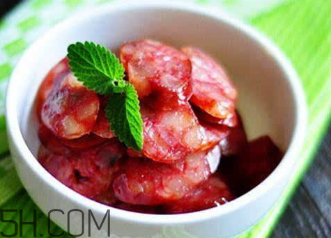 广式香肠为什么红色,红色香肠是用什么做的