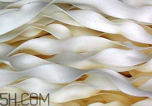 土豆粉条是什么颜色的,怎样用土豆粉做粉条