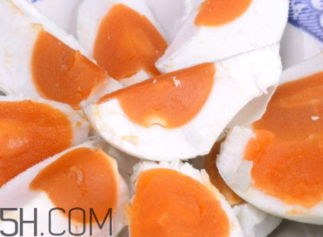 咸蛋黄变黑是怎么回事,咸鸡蛋黄变黑还能吃吗