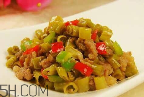 酸豆角有白点能吃吗,酸豆角上面有白的能吃吗?