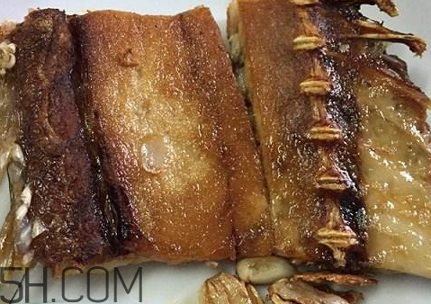 咸鱼长蛆了怎么处理,咸鱼长蛆了还能吃吗