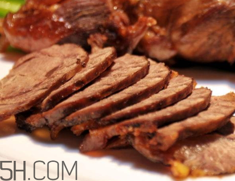 卤牛肉为什么颜色发绿,卤牛肉中间颜色绿怎么回事