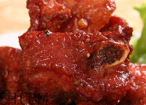 排骨为什么煮出来黑色,排骨汤煮出来是黑的 排骨为什么煮出来黑色,排骨汤煮出来是黑的