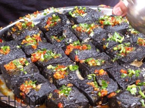 臭豆腐是怎么做成黑色,臭豆腐为啥是黑色的