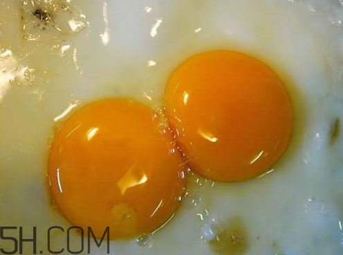 蛋黄变绿可以吃吗,蛋黄变绿了能不能吃了