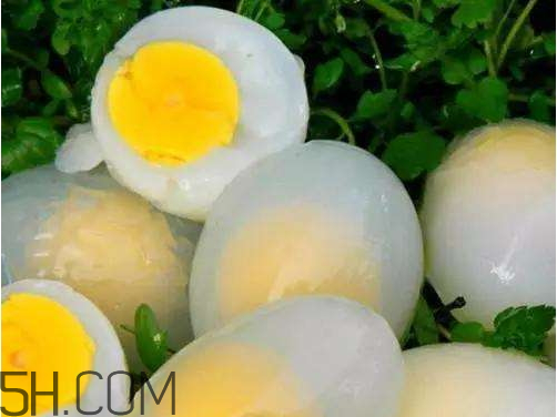 鸽子蛋煮熟是透明的吗像橡皮筋一样有弹性,鸽子蛋煮熟是透明的吗
