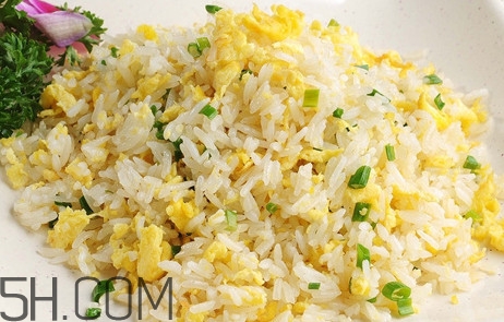 怎样做蛋炒饭才好吃,简单家庭蛋炒饭做法