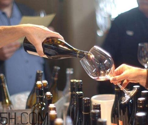 喝酒对高血糖有影响吗,每天喝酒对血压有影响吗