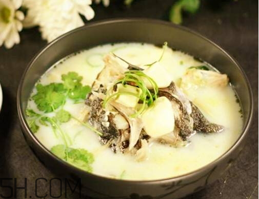 鲫鱼汤的好处有哪些,鲫鱼汤怎么做才好吃