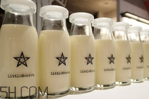 牛奶脱脂的好还是全脂的好,奶粉是脱脂的好还是全脂的好