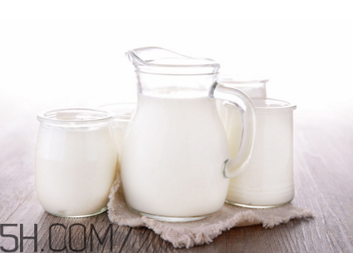 纯牛奶好还是酸奶好?,纯牛奶和酸奶哪个营养更高