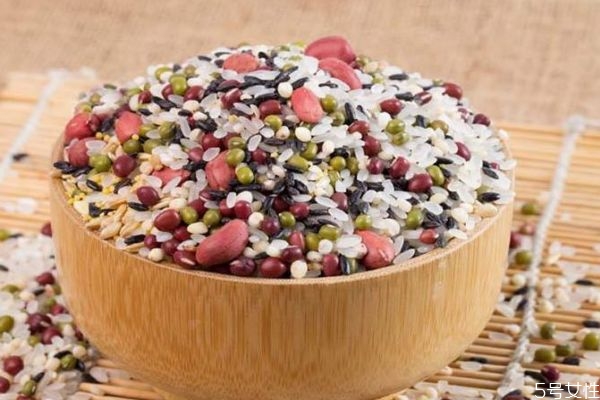 八宝粥中的八宝是什么呢(八宝粥里面的八宝是什么)