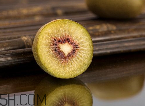 红心猕猴桃空心能吃吗,猕猴桃空心的可以吃吗
