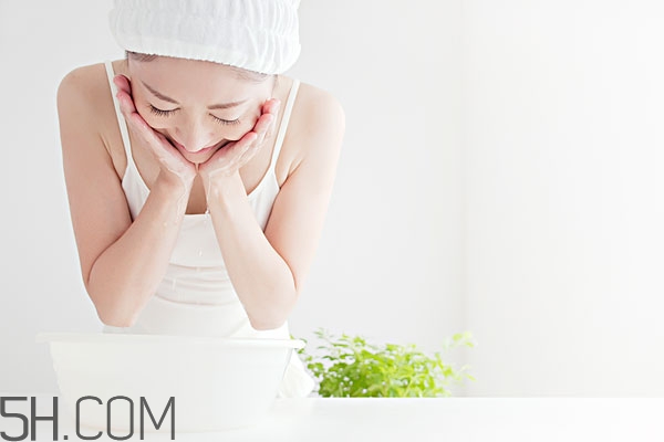 早上用什么水洗脸最好,早上用什么洗脸最好能美白