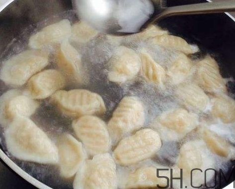 煮饺子用大火还是小火?,饺子用大火还是用小火煮