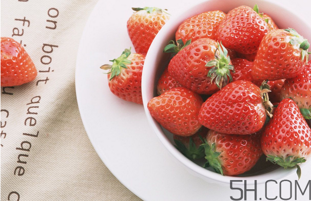 草莓榨汁要加水吗,榨草莓汁需要加什么