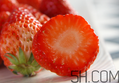 草莓榨汁搭配什么好喝牛奶,草莓榨汁搭配什么好喝