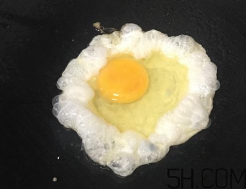 炒鸡蛋为什么会有泡沫,为什么炒鸡蛋的时候会有泡沫