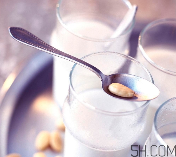 牛奶配坚果好不好,牛奶加坚果的好处 牛奶配坚果好不好,牛奶加坚果的好处