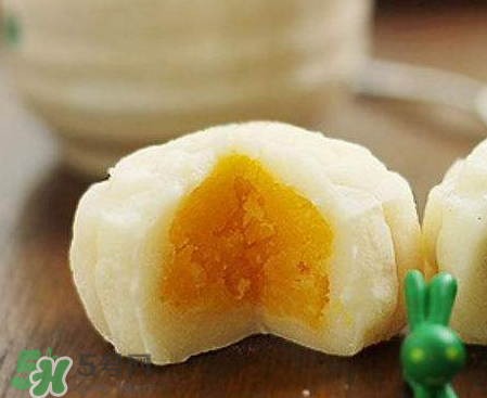 怎样做冰皮月饼,奶黄月饼的做法 怎样做冰皮月饼,奶黄月饼的做法