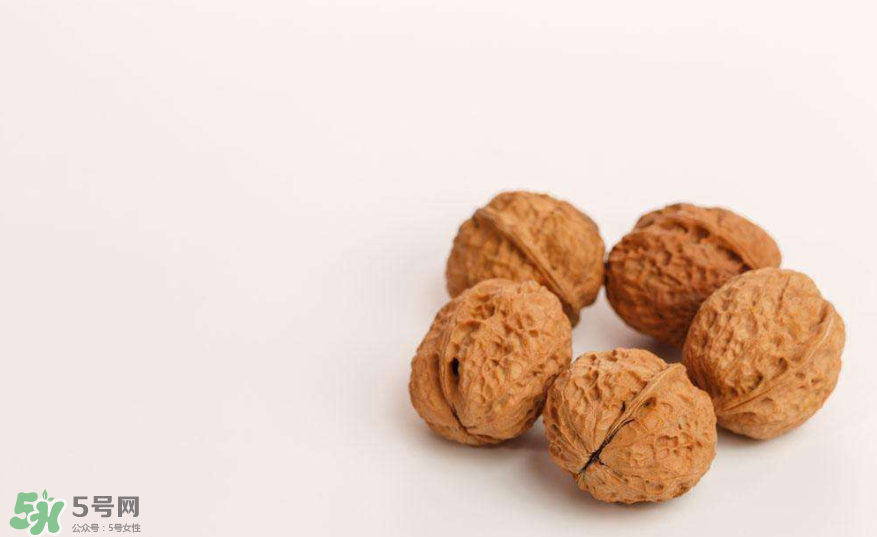 核桃皮泡水有什么功效和作用,核桃皮泡水有什么功效 核桃皮泡水有什么功效和作用,核桃皮泡水有什么功效