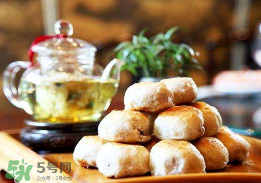 烤出来的月饼很硬怎么回事,月饼烤裂了什么原因