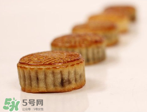 月饼烤出来硬邦邦是什么问题,月饼为什么一烤就没有图案了