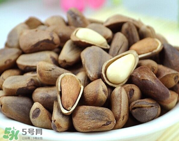 吃松子的好处和坏处,吃松子对身体有什么好处和坏处 吃松子的好处和坏处,吃松子对身体有什么好处和坏处