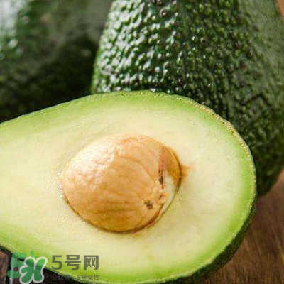 牛油果榨汁要加水吗,牛油果可以用热水榨汁吗