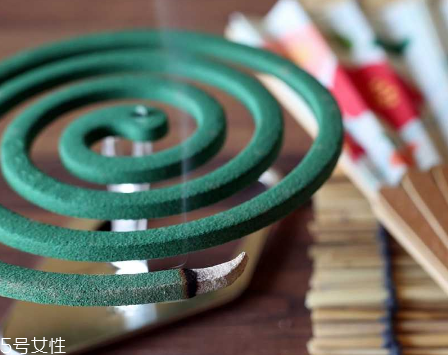 点蚊香要在什么地方点(点蚊香要在什么地方点a窗口b桌子上c空地上)