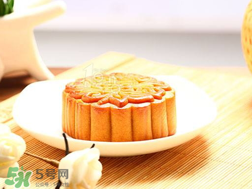 月饼的蛋黄要不要先烤熟,蛋黄月饼的蛋黄怎么做